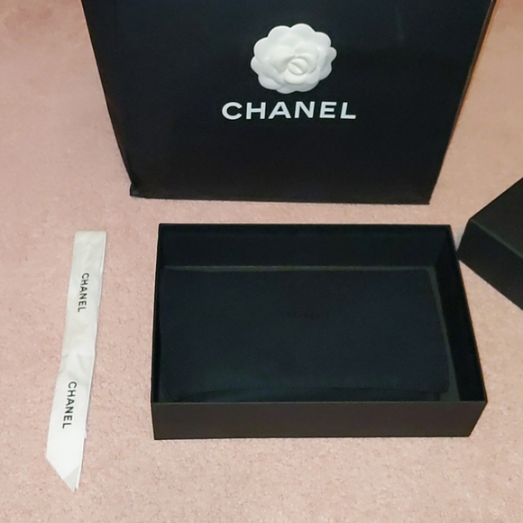 SOLD CHANEL*RARE* Paris-New York 2019 Graffiti WOC - Picture 3 of 16